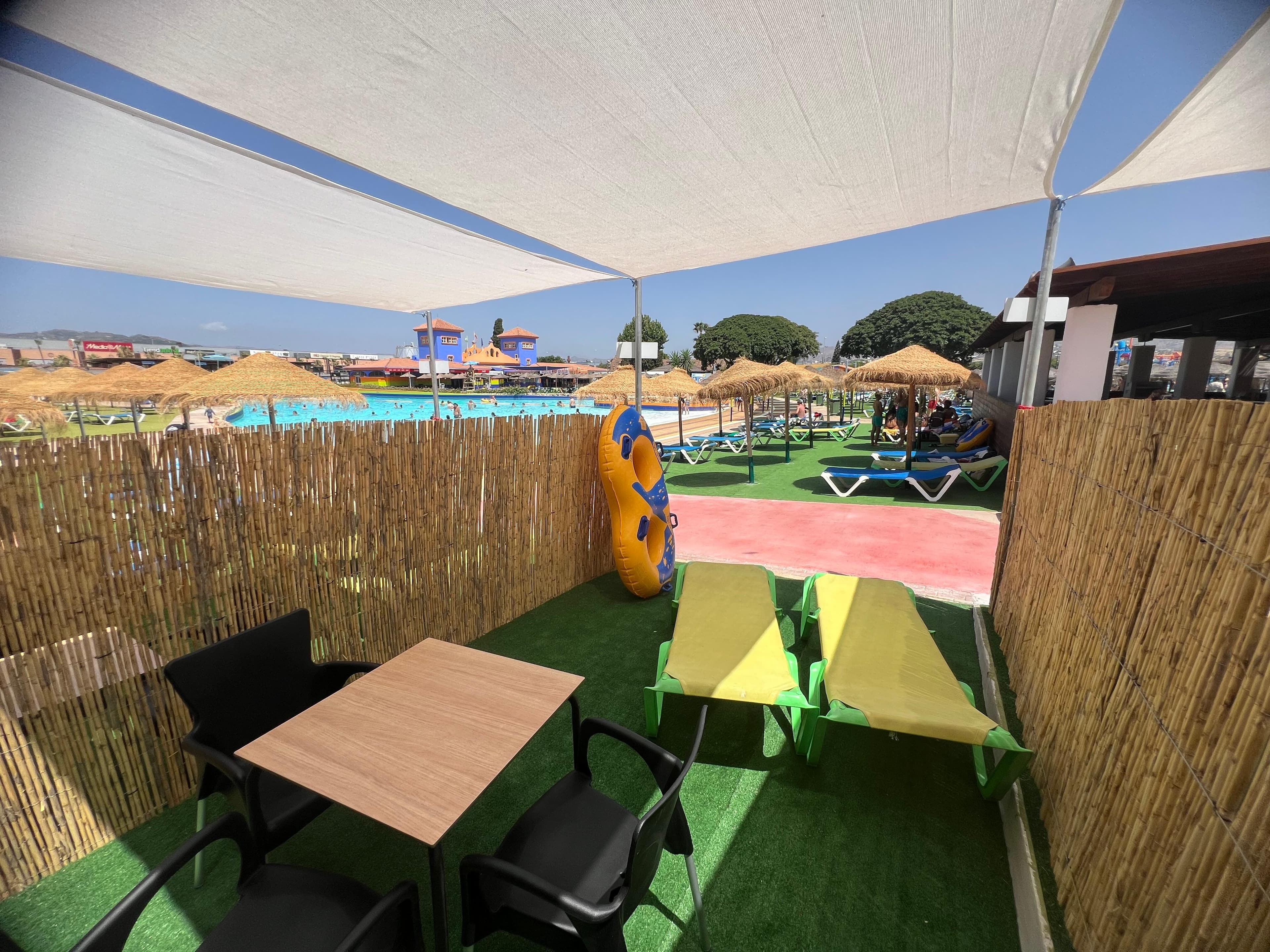 Reservado VIP en la piscina de olas de Aquavelis