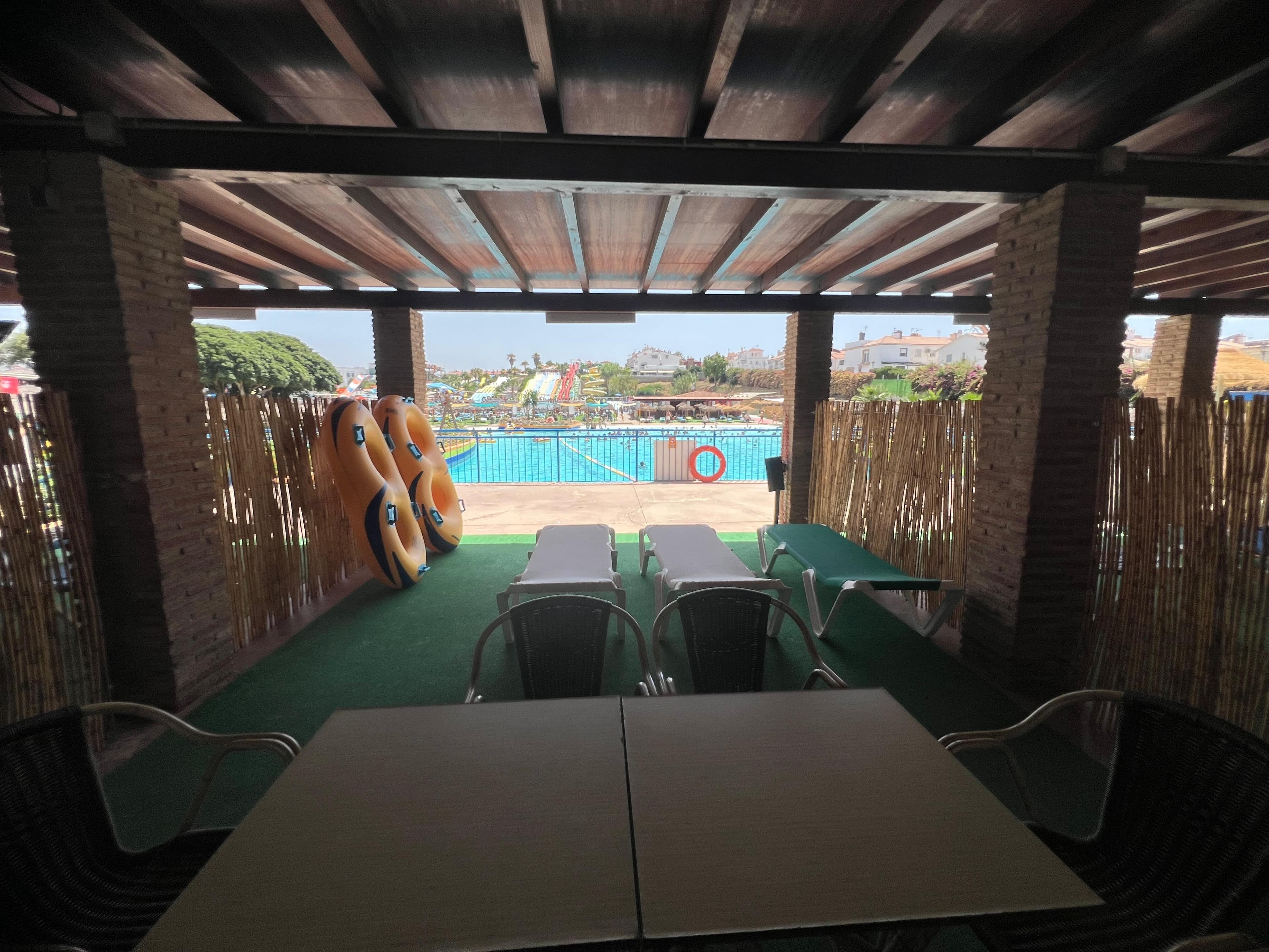 Reservado VIP XL junto a la piscina de olas de Aquavelis